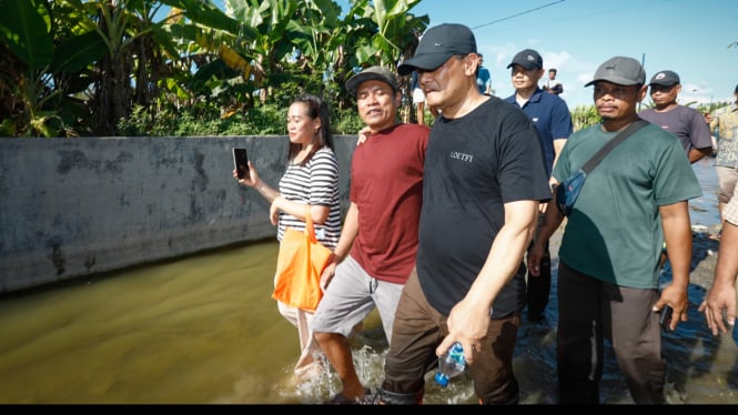 Gubernur Jateng Ahmad Luthfi cek banjir rob di Demak.