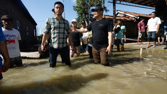 Gubernur Jateng Ahmad Luthfi cek banjir rob di Sayung Demak.
