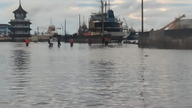 Banjir rob rendam kawasan Pelabuhan Semarang.