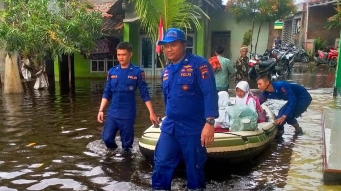 Ditpolairud Polda Jateng bantu anak-anak di lokasi banjir rob.