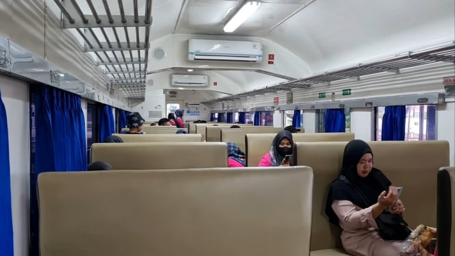 Suasana di dalam kereta KA Kedungsepur.