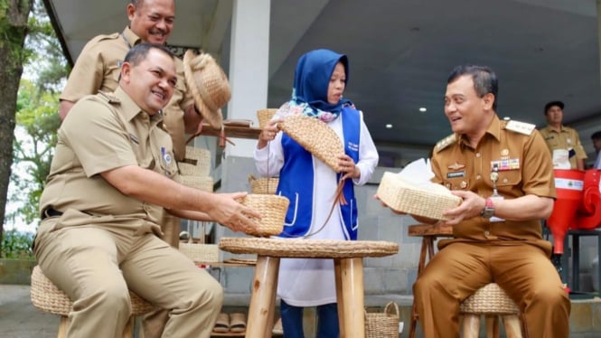 Gubernur Jateng tunjukan hasil kerajinan gulma enceng gondok.