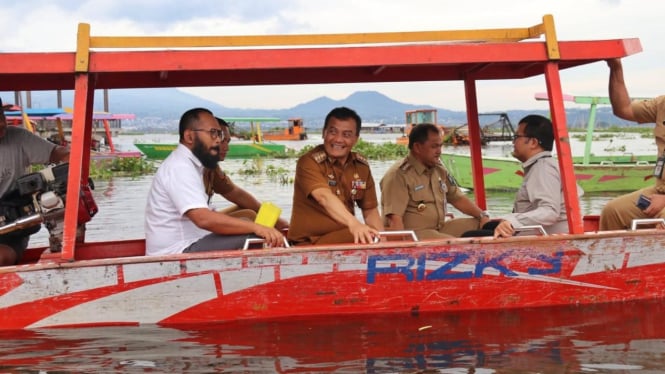 Gubernur Jateng menaiki perahu keliling Rawa Pening.