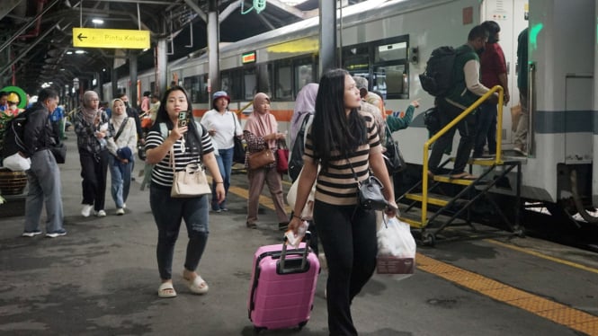 Suasana di Stasiun Kereta Api Tawang Semarang.