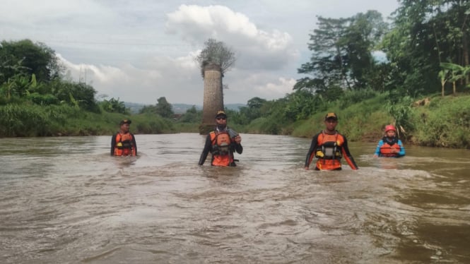 Tim SAR menyisir Sungai Kalikuto Batang mencari korban.