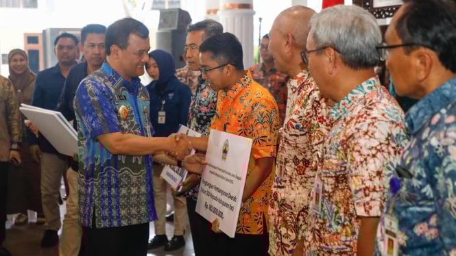 Gubernur Jateng serahkan banyak keuangan kepada Kabupaten Pati.