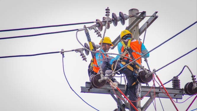 Petugas PLN Jateng DIY pasang instalasi listrik.
