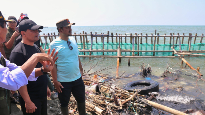 Gubernur Jateng Ahmad Luthfi cek Pantai Kramatsari yang rusak.