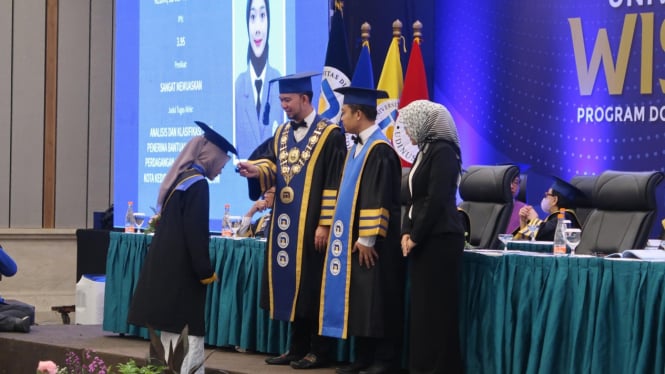 Prosesi wisuda ke 84 Universitas Dian Nuswantoro Semarang.