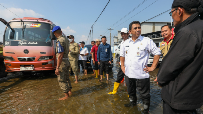 Wagub Jateng Taj Yasin cek banjir rob di Pantura Sayung Demak.