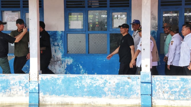 Gubernur Jateng Ahmad Luthfi cek rob di Pemalang.