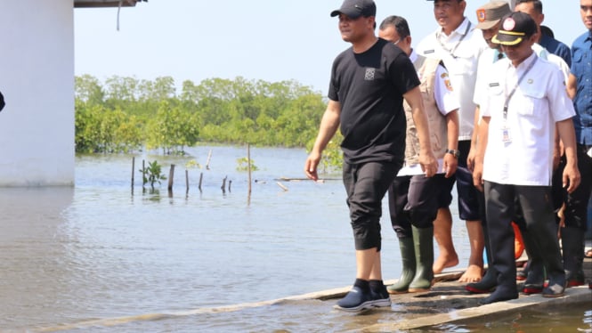 Ratusan hektar lahan di Desa Blending Pemalang terdampak rob.