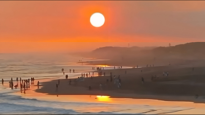 Sunset di Pantai Parangtritis yang eksotis.