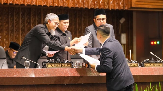 Sekretaris Daerah Jateng Sumarno pada Rapat Paripurna DPRD.