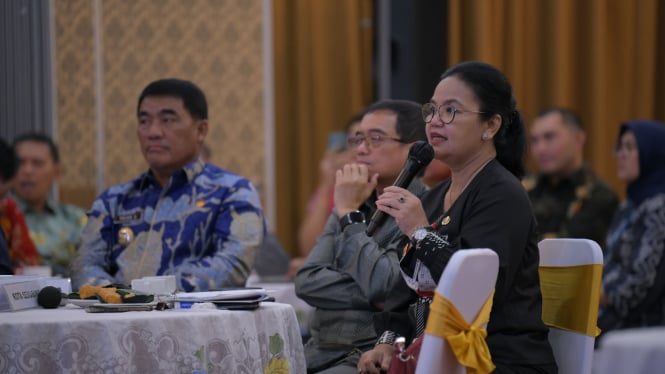 Agustina saat menjadi panelis di Kementerian Keuangan.