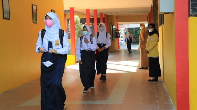 Siswa SMP di Semarang masuk sekolah.