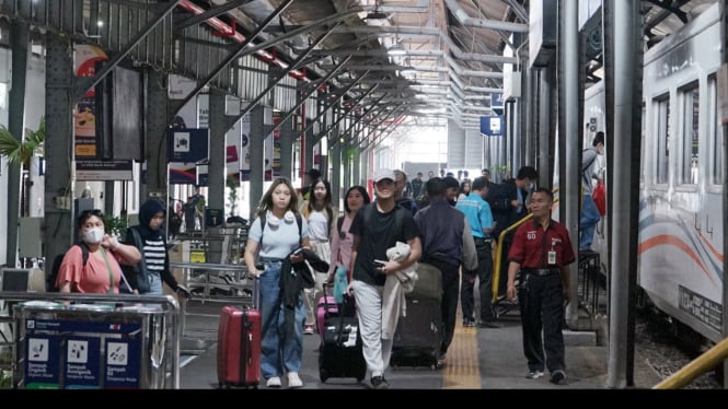 Suasana Stasiun Semarang Tawang pada masa libur panjang.