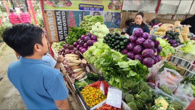 Wisata belanja di Pasar buah dan sayur Kopeng.