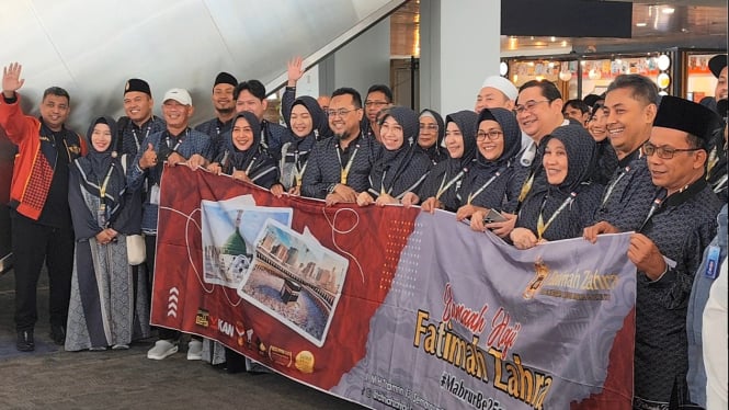 Jemaah calon haji dari Fatimah Zahra berangkat ke Tanah Suci.