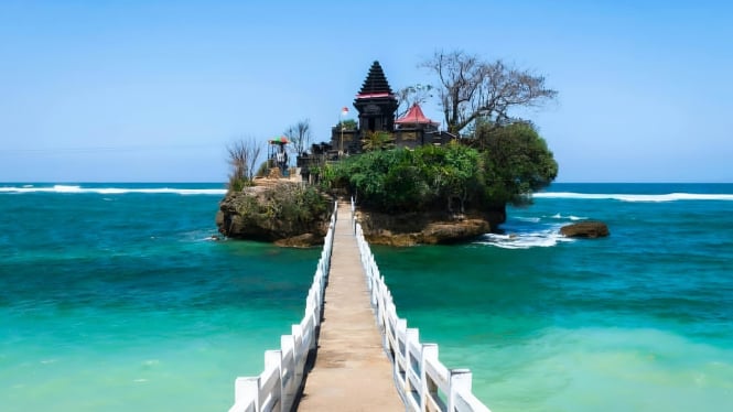 Pantai Balekambang Kabupaten Malang.