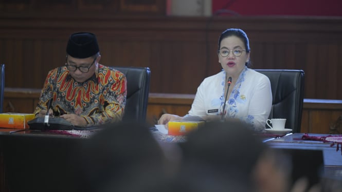 Agustina-Iswar sampaikan capaian 100 hari kerja.