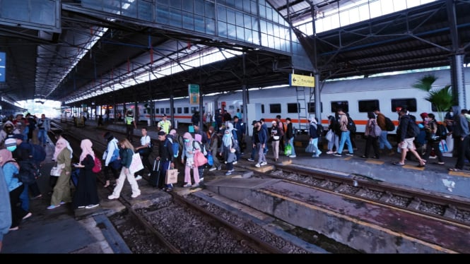 Penumpang tiba di Stasiun Semarang Poncol.