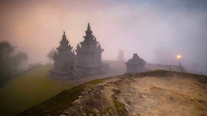 Candi Gedong Songo berselimut kabut.