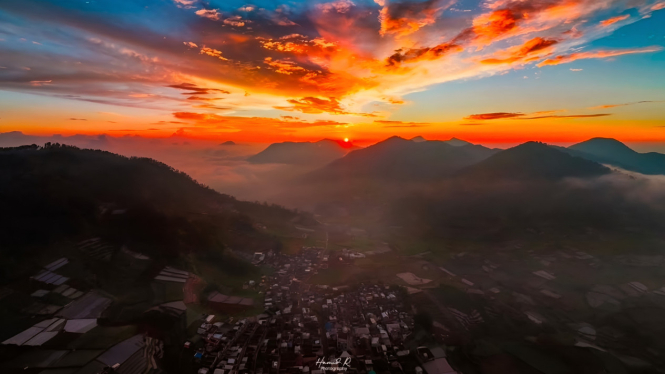 Golden sunrise di Sikunir Wonosobo.