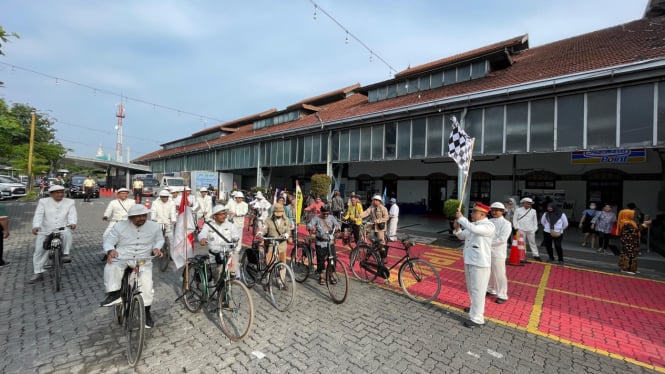 Pawai sepeda onthel ramaikan HUT Stasiun Tawang Semarang.
