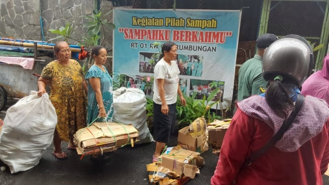 Warga Kota Semarang memilah sampah.