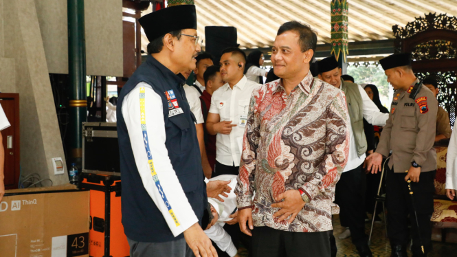 Mensos berdiskusi dengan Gubernur Jateng terkait sekolah rakyat.
