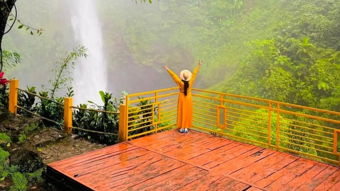 Air terjun Curug Cipendok Banyumas.