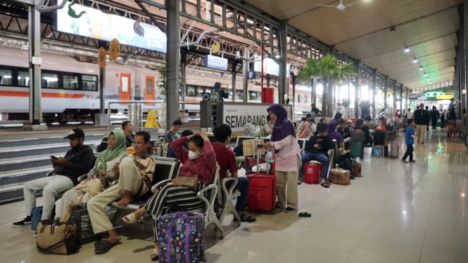 Penumpang kereta api meningkat pada libur panjang.
