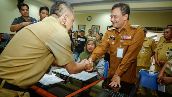 Gubernur Jateng minta siapkan skema SD SMP gratis.