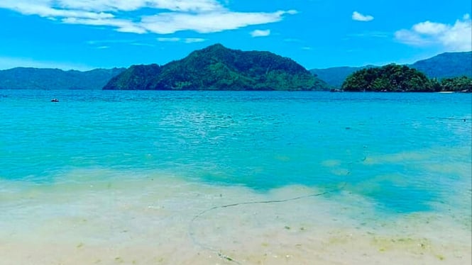 Pantai Pasir Putih Trenggalek.