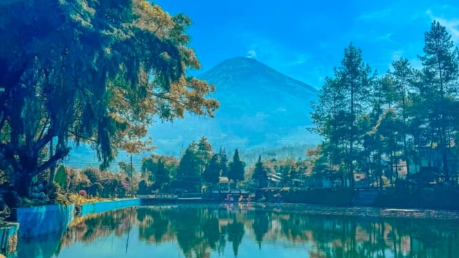 Telaga Bedakah dengan latar belakang Gunung Sindoro.