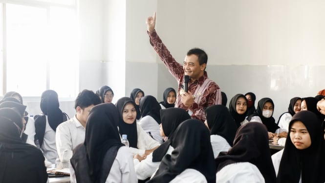 Gubernur Jateng Ahmad Luthfi tinjau pekerja di KIK Kendal.