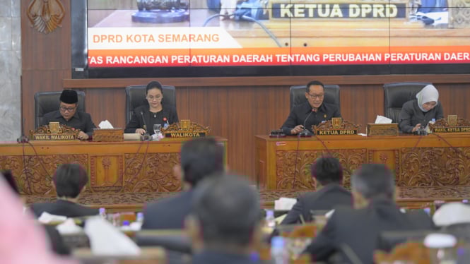 Wali Kota Semarang saat rapat dengan DPRD.