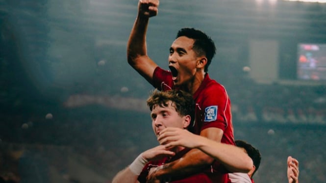 Pemain Indonesia rayakan kemenangan lawan China.