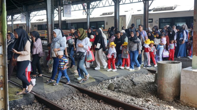 Penumpang kereta api tiba di Semarang.