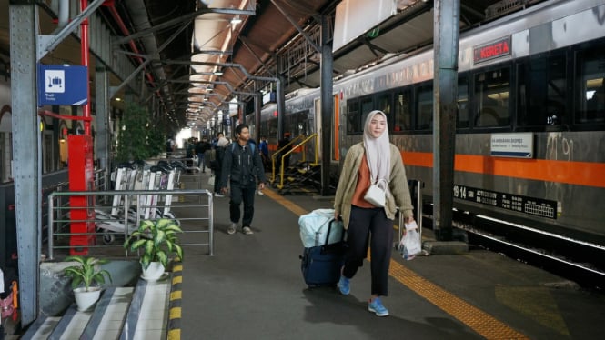 Penumpang tiba di stasiun Semarang Poncol Kota Semarang.