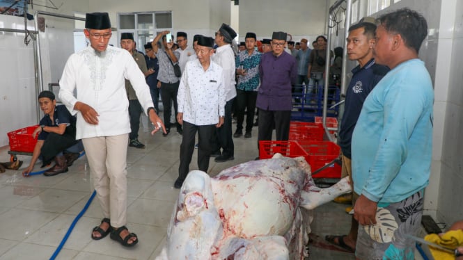 Pengolahan daging sapi kurban menjadi kornet di MAJT.
