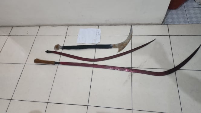 Polisi Polresta Pati amankan senjata tajam dari konvoi remaja.