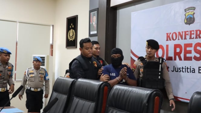 Pria ngaku Kostrad serang polisi di Kendal.