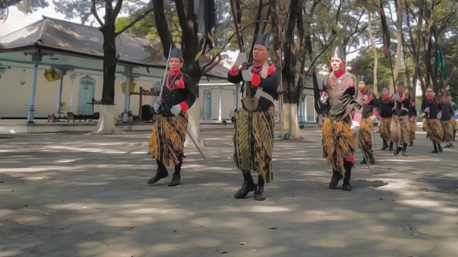 Berwisata budaya di Solo bisa hemat dengan naik kereta api.