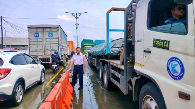 Banjir rob masih menggenangi pantura Sayung Demak.
