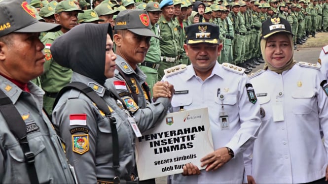 Bupati Semarang serahkan insentif Bagi Anggota Linmas