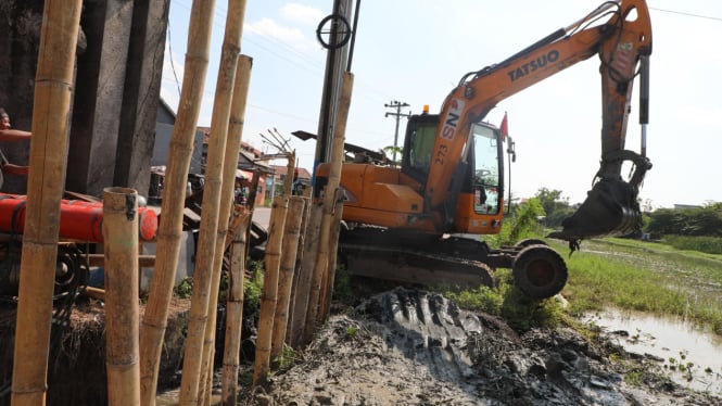 Pemprov Jateng keruk Sungai Dombo demi atasi rob Sayung Demak.