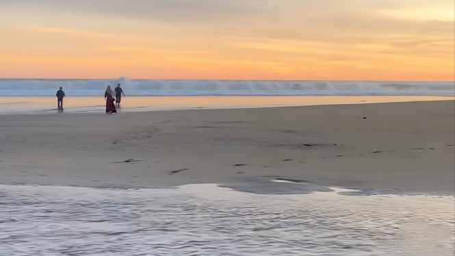 Pantai di Tulungagung yang indah, pasir putihnya bagai butiran marmer.