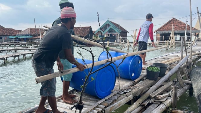 Warga korban rob di Sayung mendapat bantuan rumah apung.